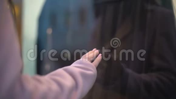 漂亮的女士在精品橱窗里看着昂贵的时髦衣服视频的预览图