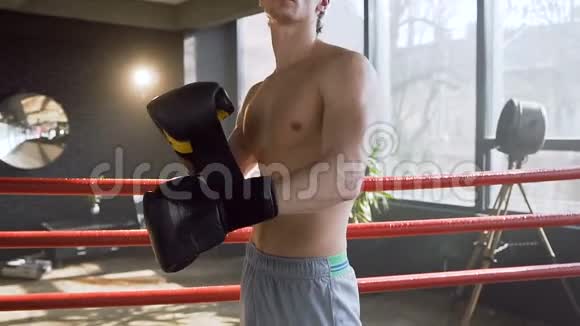 有魅力的运动员戴着拳击手套视频的预览图