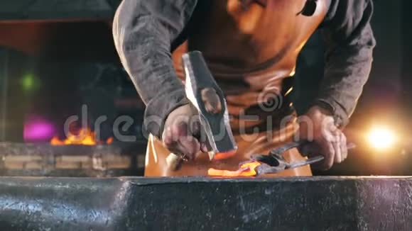 铁器正被铁匠锤坏视频的预览图