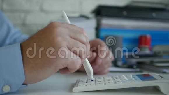 办公商务人员使用添加机器和笔进行计算视频的预览图