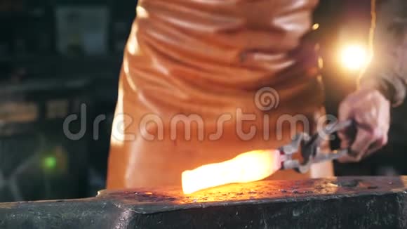加热金属工具是由工匠锻造的视频的预览图