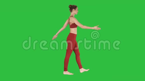 金发瑜伽教练在绿色屏幕上走来走去挥舞着她的手Chroma键视频的预览图