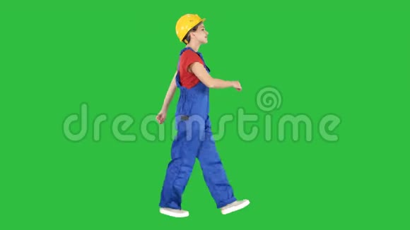 快乐的女性建筑工人以有趣的方式行走愿意在绿色屏幕上工作Chroma键视频的预览图