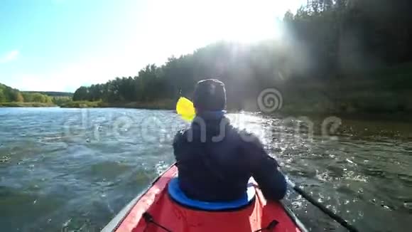 两个人在海上划着皮艇在岛上皮划艇视频的预览图