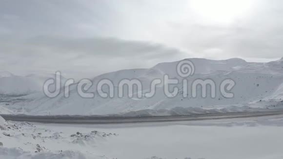 雪山道路附近的山丘视频的预览图