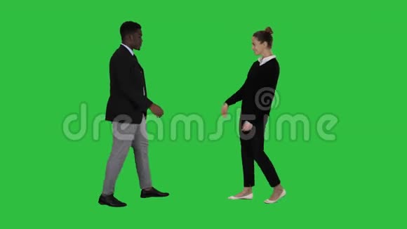 商务人士见面握手在一个绿色屏幕色度键视频的预览图