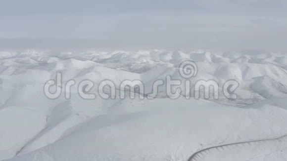 冬季山谷蓬松的雪顶的俯视图视频的预览图