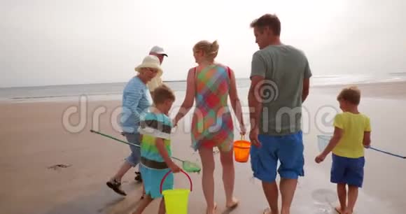 家人在海滩上散步视频的预览图