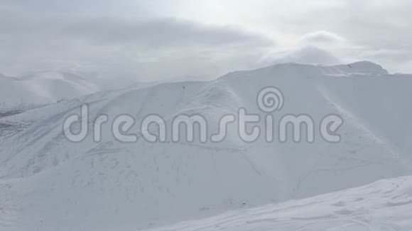冬季的自然景观白雪覆盖的白茫茫的山脉视频的预览图