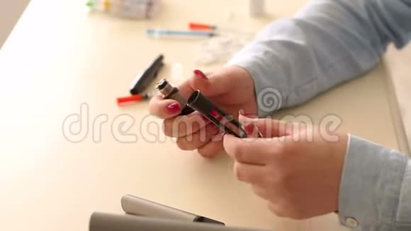 一名糖尿病患者用胰岛素注射器代替胰岛素盒的特写视频的预览图