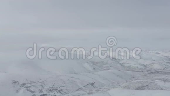 山顶可以看到雪山的山顶视频的预览图