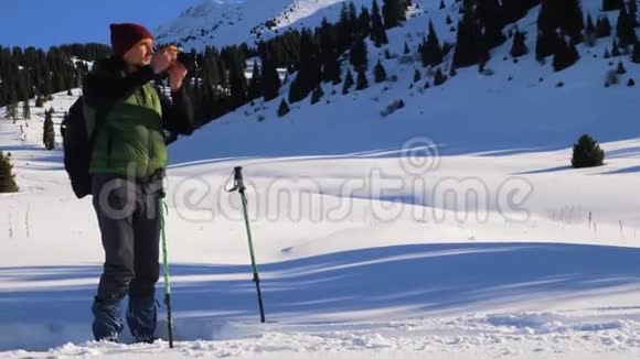 他拍摄了一张冬天的山景照片视频的预览图
