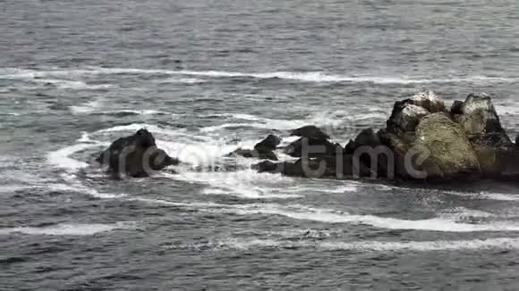 波浪撞击大海中的岩石视频的预览图