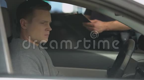 警官写交通罚单让男司机心烦违章移动视频的预览图