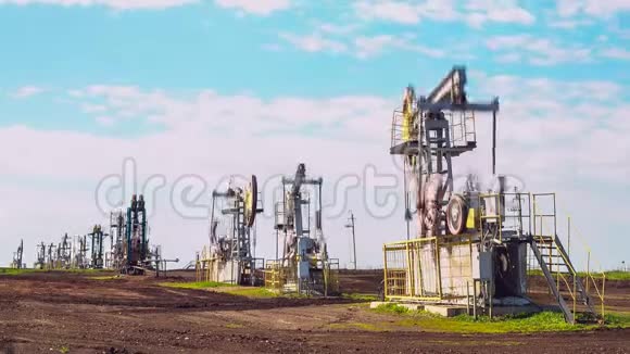 在蓝天延时下油田上的操作泵千斤顶视频的预览图