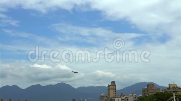 4k军用飞机低空飞越台北市区视频的预览图