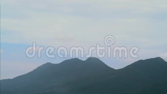台北市低空飞越群山的飞机视图飞机飞行视频的预览图
