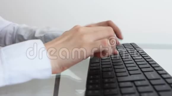 洛杉矶加利福尼亚2019年6月23日女医生穿着白色医疗外套在黑色键盘上打字穿白色衬衫的女人视频的预览图