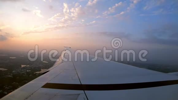 4K美丽的台湾鸟瞰日落飞机的黄昏和翅膀视频的预览图