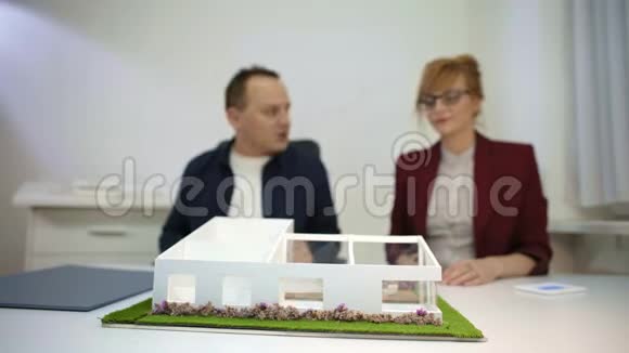 两位建筑师在办公室玩模型房A视频的预览图