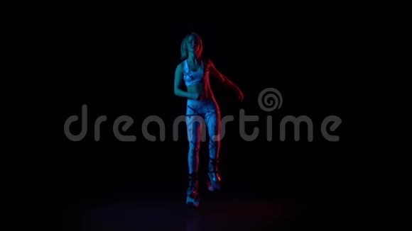暮色中慢动作的女孩子跳袋鼠跳视频的预览图