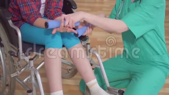 肖像医生和坐轮椅康复治疗的儿童视频的预览图