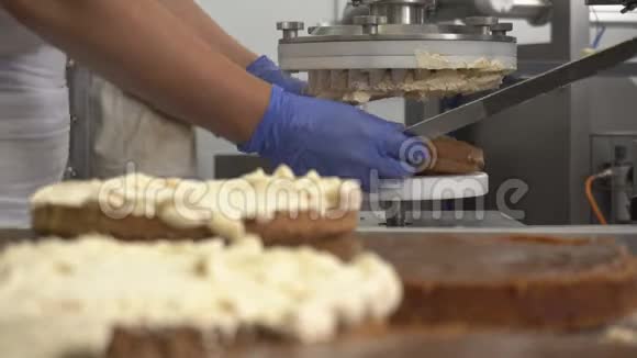 糕点厨师使用设备在饼干蛋糕上涂上奶油手工制作糖果甜点面粉糖果视频的预览图
