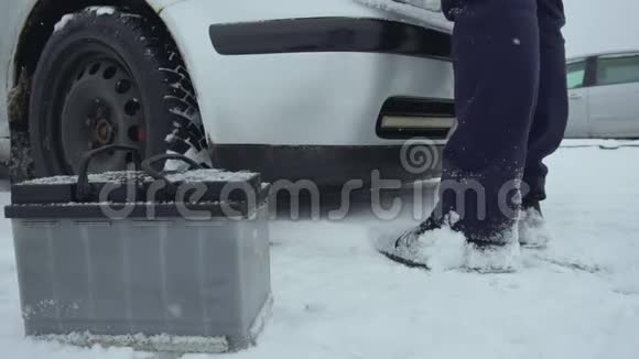 人们在冬天降雪时修理或修理破车汽车故障或问题汽车电池就在旁边视频的预览图