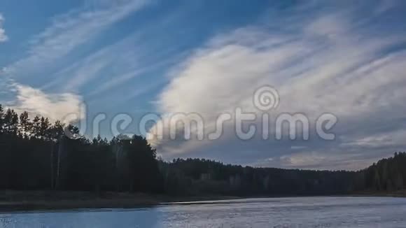 蓝色的天空中有着快速移动的云河流的时间流逝视频的预览图