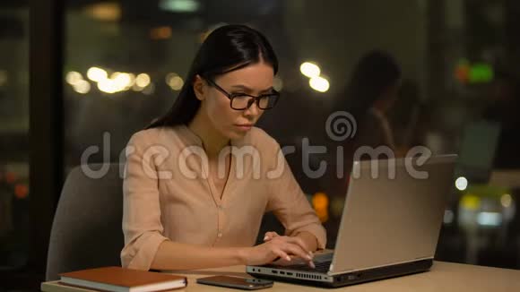 沮丧的女人在笔记本电脑上工作对错误感到紧张工作压力很大视频的预览图
