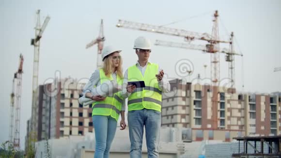 成年工程师男性和建筑师女性使用平板电脑操作写入消息或检查绘图反对视频的预览图