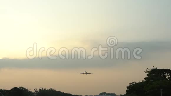 4K飞机在日落的天空中飞行商用客机飞越头部视频的预览图
