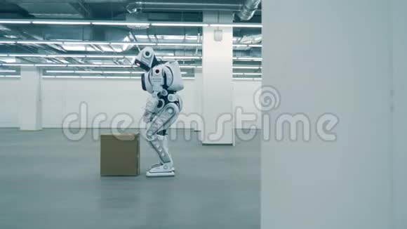 机器人工作携带一个盒子侧视视频的预览图