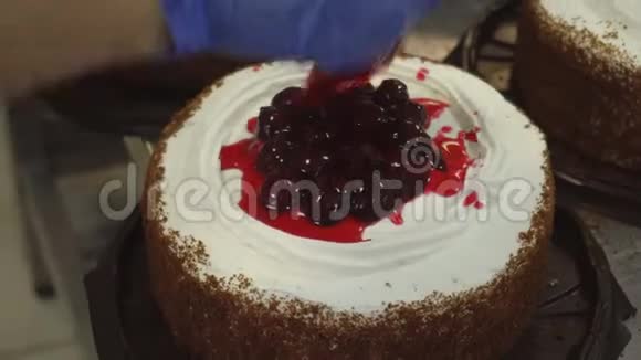 甜点用果冻糖浆或胶状液将蛋糕或馅饼与水果和浆果浸渍手工制造视频的预览图