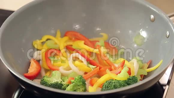 在炒锅里炖鱿鱼和蔬菜视频的预览图