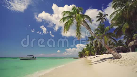 天堂热带海滩和快艇孤独的异国海岛的暑假视频的预览图