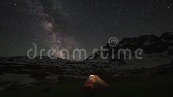 银河系和山中帐篷的时间流逝视频的预览图