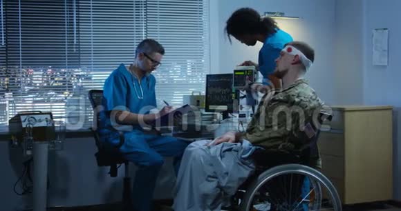 坐在轮椅上的士兵坐在医生中间视频的预览图