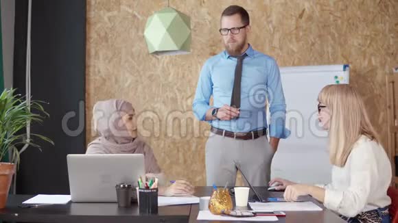 男人和两个女人在现代办公室视频的预览图
