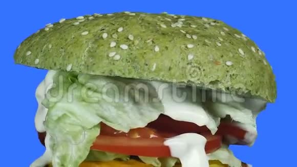 一架照相机一个汉堡的自上而下的爆裂声中有一个绿色的面包和一个绿色的西红柿和洋葱的馅饼在一个视频的预览图