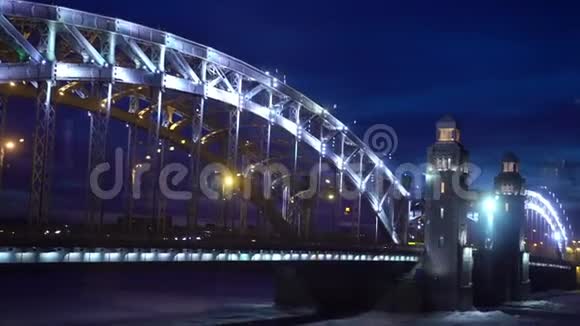 城市中的旧式桥梁视频的预览图