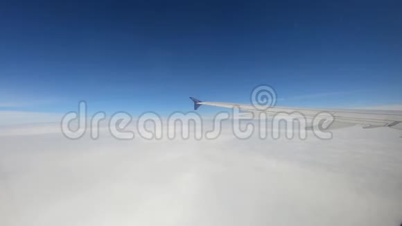 美丽的蓝天飞机的翅膀和下面雪白的云朵美丽的景色视频的预览图