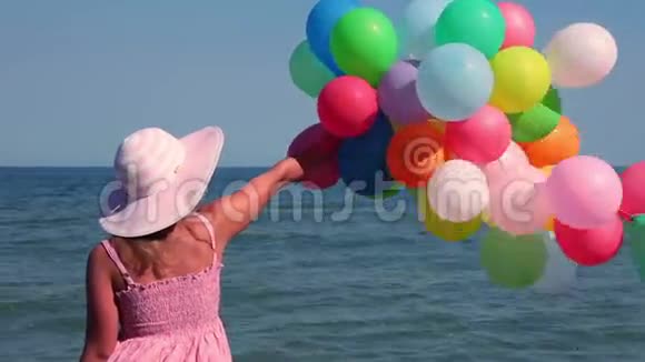 沙滩上有气球的女孩视频的预览图