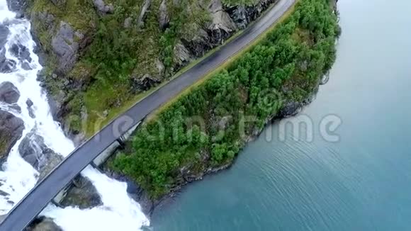 一条强有力的瀑布从山上泻入河中挪威空中景观视频的预览图