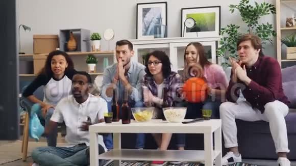 在家电视上看篮球比赛的青少年群体视频的预览图