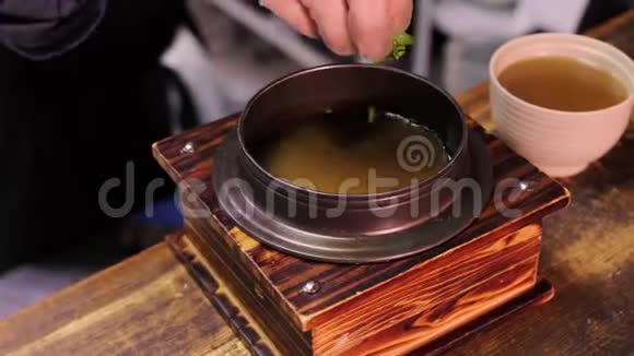 厨师在汤里加入香料和胡椒视频的预览图