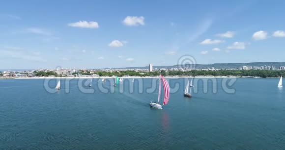 帆船游艇和帆船比赛夏季运动鸟瞰视频的预览图
