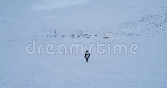 鸟瞰西伯利亚生活在我的蒙古包营地人穿着毛皮衣服穿过雪地视频的预览图