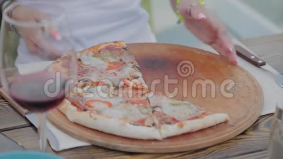 一个女人正在把盘子从披萨变成炸鸡翅视频的预览图