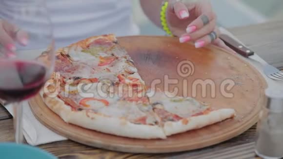 一个女人正在把盘子从披萨变成炸鸡翅视频的预览图